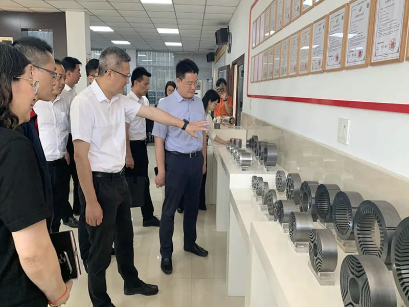 Sihteeri Xu Jianyi meni Changle Towniin suorittamaan yrityspalvelutoimintaa ja vieraili Zhejiang Jufeng Co., Ltd:ssä ja muissa yrityksissä