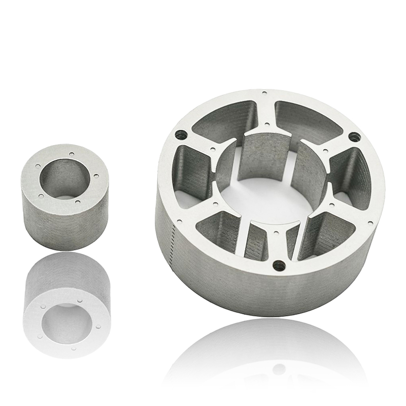 Miten vesipumpun moottorin staattori ja roottorisydän toimivat vuorovaikutuksessa jäähdytysjärjestelmien, kuten neste- tai ilmajäähdytteisten koteloiden, kanssa optimaalisen lämpötilatasapainon ylläpitämiseksi intensiivisen käytön aikana?