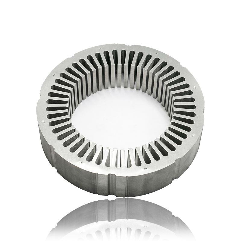 Miten generaattorimoottorin staattorin ja roottorin ytimen hampaiden ja urien geometria vaikuttaa magneettivuon jakautumiseen ja vääntömomentin ulostuloon?